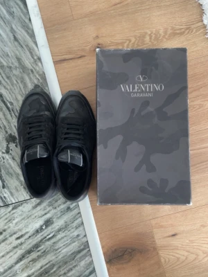 Valentino Rockrunners - storlek 41. allt originellt följer med. köpa på sicuro fashion. 