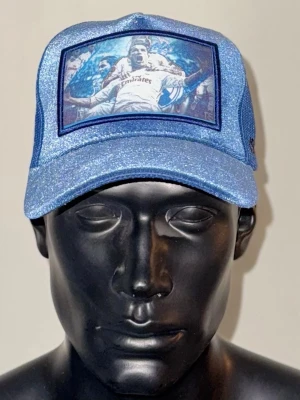 Unik Real Madrid Ronaldo keps meshtyg  - Höj stilen med denna exklusiva Real Madrid-keps! Perfekt för alla fans med en snygg bild på Cristiano Ronaldo i en klassisk glädjescen. ✅ Design: Välj mellan färg eller svartvitt tryck på glittrande blå eller klassisk svart keps. ✅ Komfort: Klassisk trucker-modell med luftigt nät och justerbar passform. ✅ Skick: Helt ny! Visa din passion för marängerna med stil. Passa på innan den säljer slut – först till kvarn! 🚀 📦 Snabb leverans! 