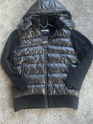 Svart pufferjacka med huva från Cevior - Ny med prislapp aldrig använd, nypris 1300