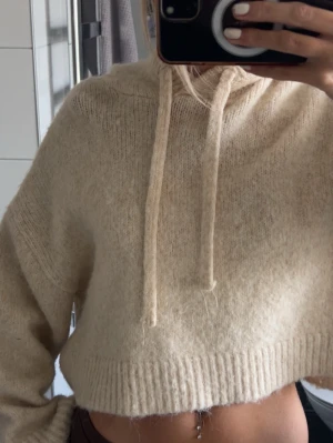Beige croppad hoodie i mjuk ullmix - Mysig oversized stickad hoodie från Zara, storlek M-L, använd få gånger 