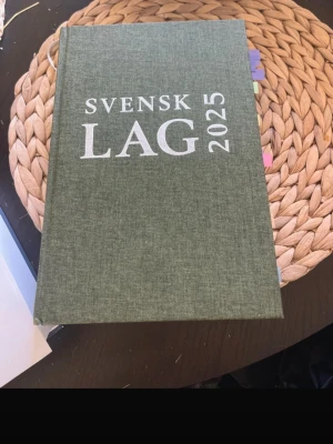Svensk Lag 2025 Iustus - Säljer boken Svensk Lag 2025 från Iustus. Omslaget är grönt i tygmaterial med vit text på både fram- och ryggsida. Perfekt som kurslitteratur för juridikstudier eller för dig som vill ha senaste lagtexten samlad i en bok.