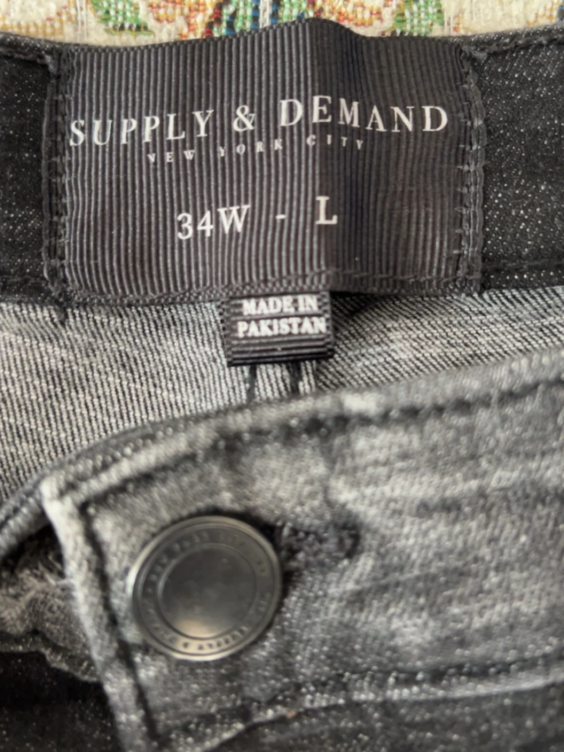 Svarta distressed jeans Supply & Demand - 1