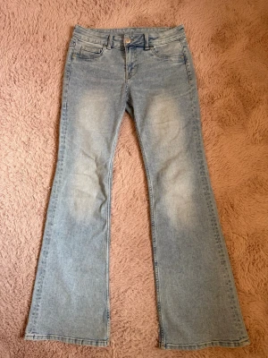 Ljusblå bootcut jeans - Ljusblå bootcut jeans från H&M i fint skick. De är ganska nya och jag säljer de eftersom de inte kommer till användning. Skriv för mer bilder💕