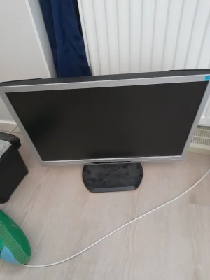 Svart och silver datorskärm philips - En stilren datorskärm med svart display och silverram. Skärmen står på en stabil svart fot och har en klassisk rektangulär form. Perfekt för gaming, film eller studier. Passar till de flesta datorer med standardanslutning. Philips