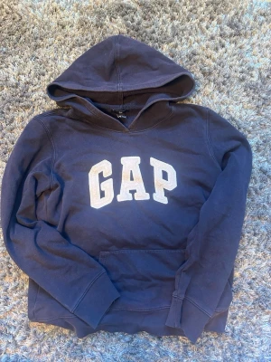 Mörkblå hoodie från GAP - Cool mörkblå hoodie från GAP, storlek M men skulle säga att den är åt det mindre hållet!
