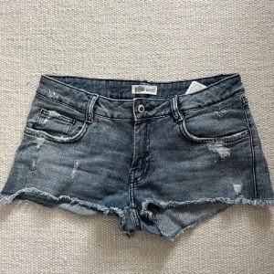 Lågmidjade shorts  - Säljer dessa snygga lågmidjade shorts från Zara 💖Storlek 38