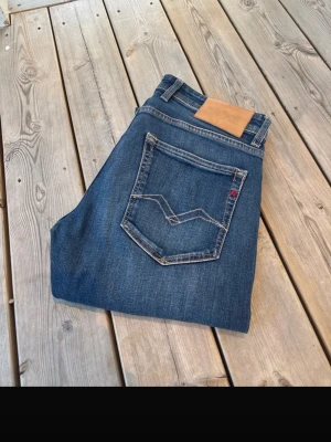 Replay Jeans  - Replay jeans i väldigt fint skick, endast ett hål som syns på bild 5, fråga om det är något, jag skickar så snabbt som möjligt.