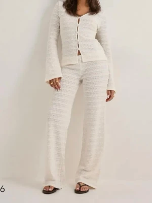 Virkade byxor  - Super najs virkade byxor till sommaren i krämvit. Lågmidjade och långa i benen. Säljer endast byxorna!! 