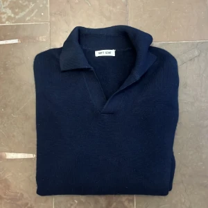 Mörkblå kashmirtröja från Soft Goat - Tja, säljer nu denna 100% Kashmir soft goat tröjan. Tröjan är helt oanvänd, helt ny (kvitto saknas tyvärr) Tröjan har ribbstickade muddar vid ärmslut och nederkant ger en snygg finish. Hör av dig vid minsta fundering, pris ej hugget i sten. 