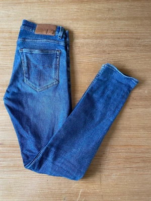 Blå jeans från tiger of sweden  - Säljer ett par klassiska blå jeans från tiger of sweden. Jeansen är tillverkade i stretchigt denim för en bekväm passform.
