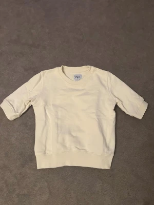 Ljusgul sweatshirt från Zara - En stilren ljusgul sweatshirt från Zara i mjukt bomullsmaterial. Tröjan är i fint skick och storlek 11-12 år💛💛