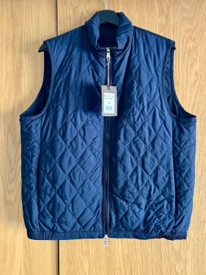 Oscar Jacobson Liner Waistcoat - Säljer en helt ny och oanvänd väst från Oscar Jacobson. Prislappar kvar. Kortare modell, se bild. Storlek 52.