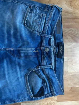 Replay hyperflex  - Snygga blå jeans från Replay med slitningar och tvättade detaljer. Klassisk femficksmodell med dragkedja och knapp. Jeansen har en smal passform och är tillverkade i denim med stretch för extra komfort. Storlek W30 L32. Skick 5/10 finns lite skador men inget som förstör så mycket. Pris: 229kr skriv vid frågor eller funderingar 🤩