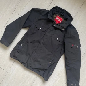 FJÄLLRÄVEN FIELD JACKET - Tjena! Säljer denna grymt schysta Feild Jacket från Fjällräven✔️Storlek S✔️ Skriv vid frågor eller funderingar✔️