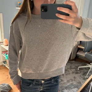 Weekday tröja  - Grå hoodie utan huva från Weekday. Super mysig och snygg för en minimalistisk outfit. 💕