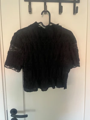 Spets blus  - Sååå fin blus med spets detaljer!! Är lite genomskinlig men är helst svart vid brösten! Är tyvärr för liten för mig💕