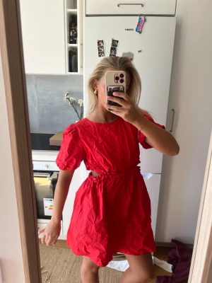 Röd klänning med cut-outs zara - Helt ny, aldrig använd. Från Zaras barnavdelning men passar mig som alltid har xs-s. 