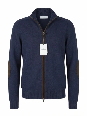 Marinblå ziptröja Gran Sasso - Stilren marinblå ziptröja från Gran Sasso med ribbad ståkrage och hel dragkedja. Tröjan har bruna mockadetaljer längs dragkedjan och på armbågarna, samt ribbade muddar vid ärmslut och nederkant. Perfekt för en snygg och avslappnad look.