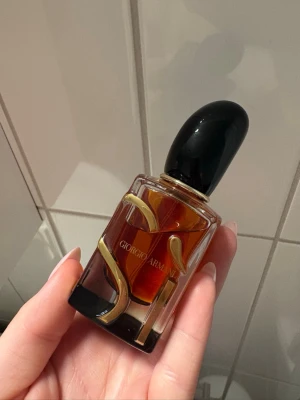 Armani si parfym  - Säljer denna Armani di parfymen, endast testad då jag tycker att den inte passade mig men luktar otroligt gott. Köpt för 1200