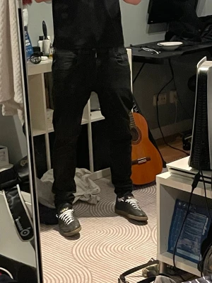 Svarta replay anbass jeans - Säljer ett par svarta jeans från Replay med klassisk femficksmodell och normal passform. Jeansen har en stilren look och är tillverkade i mjukt denimtyg som sitter skönt. Perfekta till sneakers och t-shirt för en avslappnad stil. Oanvända!