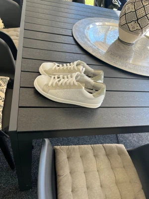Vita och grå sneakers med perforering - Säljer mina p448 skor i storlek 41. Nästan helt nya, använda 3 gånger. Köpta för 2900. Hör av dig för fler bilder och frågor😊