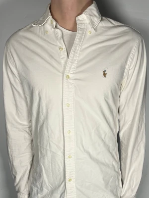 Ralph Lauren skjorta - Säljer en riktigt snygg och trendig Ralph Lauren skjorta i fint skick, storlek M, vid frågor är det bara att skriva //Gramenti