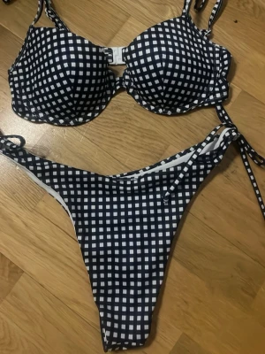 blå vit rutig bikini - fick den av en vän så vet ej om den är använd. sjölv har jag inte använt den. 