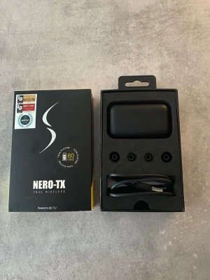 Hölruar Nero-TX från Elgiganten  - Säljer ett par trådlösa hölruar från Elgiganten aldrig använda jag säljer dom åt min morfar som fick hörapparat istället och inte orkade lämna tillbaka dom bra hölurar funkar bra laddare och allt medkommer hör av er vid frågor eller intresse 