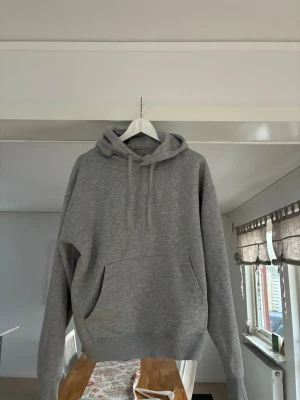 Grå hoodie -  Säljer min hoodie från pull and bear då den blivit för liten. Storlek s