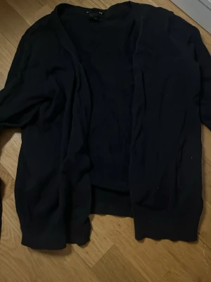 Svart kofta - Svart kofta från HM med knappar