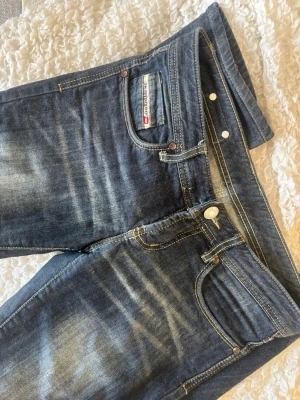 Diesel jeans lågmidjade - Super snygga lågmidjade jeans. Lös knapp men lätt åtgärd (kolla sista bilden) 💕 därav endas bra skick jeansen i övrigt är jättebra