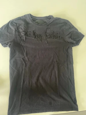 Svart t-shirt Philipp Plein - Tröjan är äkta och köpt från united fashion i Göteborg ny pris: 2500-3000 ca. Bilderna är kanske lite kassa men tröjan är i väldigt bra skick och har väl bara inte strukit den därför kan den se lite skrynklig ut. Pris kan diskuteras.