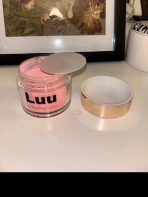  Akrylpulver  - 2st akryl pulver från luunails   En av dom är i färg Sweet Peach  Den andra har jag inget namn på men den är rosa. En av dom har varit använd bara en gång på ett finger annars helt nya.