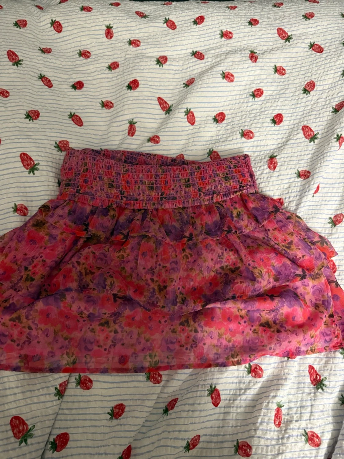 Blommig kortkjol i rosa och lila