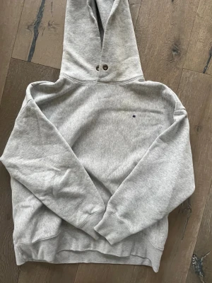 Grå hoodie från Champion, Medium - Säljer en grå hoodie från Champion. Hoodien är sliten: knottrig och sträv i materialet, därav priset☀️