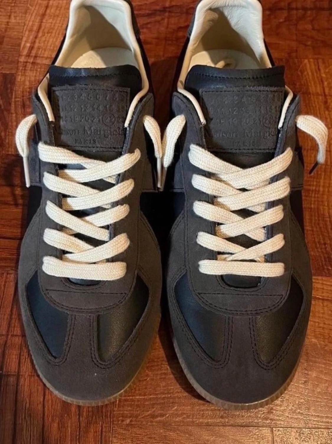 Svarta sneakers med vita detaljer