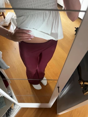 Vinröda yogapants  - Säljer ett par vinröda yogapants som är så snygga! De har en tight passform och är stretchiga, perfekta för en avslappnad och trendig look. Barnstorlek 170 men passar som xs. Märket är lindex och har aldrig använd byxorna!❣️❣️