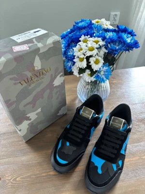 Valentino Rockrunners  - Helt nya svarta/blåa valentino rockrunners i storlek 42 som är perfekta för sommaren🤩hör av dig vid funderingar🤔PRIS GÅR ATT DISKUTERAS!!!💸Kolla gärna in min profil❗️