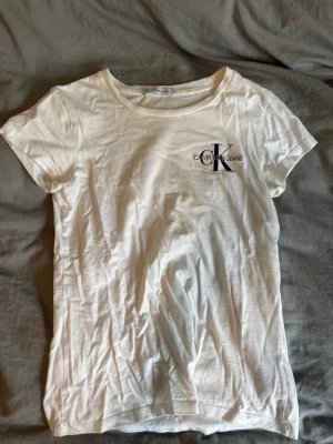 T-shirt - Storlek 16 i barn så skulle säga att det motsvarar storlek xs. Skriv om ni har några frågor!😊