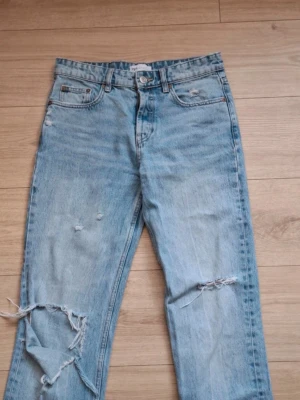 Baggy Zara jeans med hål - As snygga baggy jeans från Zara med slitningar💗