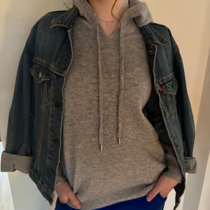 Vintage Jeansjacka från Levi’s  - En jeansjacka från Levi's, knappast använd i fint skick. En jeansjacka med snygga, unika detaljer än andra jeansjackor. Både sidfickor och bröstfickor. Perfekt att slänga över en tråkig outfit for att stila till den.