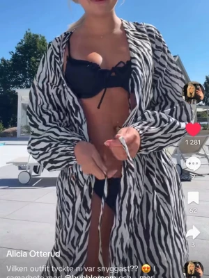 Svart bikini med snörning - Helt ny alla lappar kvar! Både underdel och överdel. Aldrig använd! Snygg svart bikini med bandeau-topp och snörningsdetalj framtill. Bikinitrosorna är enkla och matchar toppen. Perfekt för poolhäng eller stranden, enkel att styla med en strandskjorta.