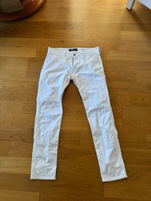 Vita replay anbass - Säljer mina vita replay anbass då jag inte använder dem, köpte för att gå på white party och har inte använt dem sedan dess så skicket är 10/10 storlek 32/32