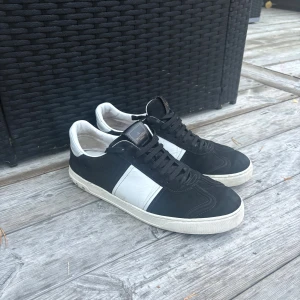 Valentino flycrew 43  - Säljer nu dessa as feta eftertrakde valentino flycrews då de dessvärre blivit för små för mig, storleken är 43 men lite stor i storleken. Skorna är i Hyfast bra skick generellt sätt förutom lite slitage på sulan som ni kan se på bilderna, det är inget som märks när man använder de. Nitar följer me som ni kan sätta på själva. Pris 2349, pris kan alltid diskuteras vid snabb affär hör av er vid frågor eller funderingar. Hör av er om ni behöver fler bilder.