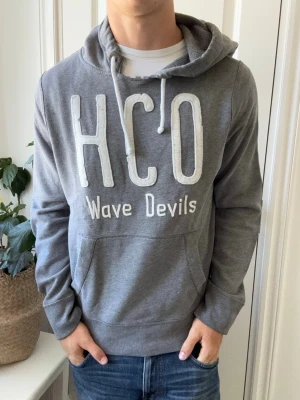 Hollister hoodie  - Hollister hoodie, Inga defekter! Modellen i bilderna är 180 cm 75 kg och bär Storlek M , Kom med frågor! 🌟 (Kan gå ned i pris vid köp av paket 😉) 