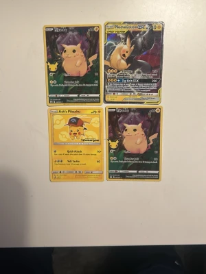 Fyra Pokémonkort med Pikachu-motiv - Säljer fyra samlarkort från Pokémon med olika Pikachu-motiv, inklusive Ash's Pikachu och Pikachu & Zekrom GX. Korten har färgstarka illustrationer och är tryckta på klassiskt glansigt pappmaterial. Perfekt för dig som gillar Pokémon eller vill utöka din samling.