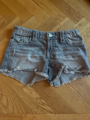 Gråa jeans shorts low rise storlek 152 - Gråa jeans shorts från Gina med fina fickor low rise storlek 152
