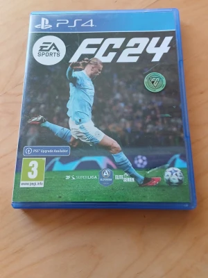 EA Sports FC24 till PS4 (funkar på Ps5 ochså) - Säljer spelet EA Sports FC24 till PlayStation 4. Spelet kommer i ett blått plastfodral med omslagsbild på en fotbollsspelare i ljusblå matchställ. Inuti finns skiva och manual. Perfekt för dig som gillar fotbollsspel och vill bygga ditt eget lag. Funkar på Ps5 också!