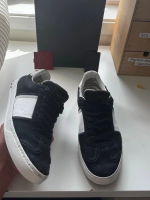 Svart vita valentino flycrews strl 41,5 - Ovanligt bra skick för ett par äkta valentino flycrews. Endast 3 nitar har lossnat, men äkta extra nitar medföljer samt ett starkt lim. Storlek 41,5 men passar också någon storlek upp. Säljs ej mer i butik, svår att få tag på äkta i detta skick, storlek och färg (motbevisar du att den inte är äkta = full återbetalning +retur). Box, dustbag och tillkommande autenticitetskort. Säljs billigt p.ga kommande tävlingsavgift lär betalas ✅ Hör av dig vid övriga funderingar ⭐️