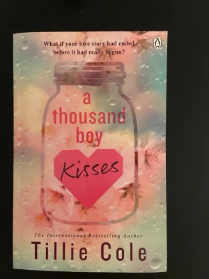 A Thousand Boy Kisses av Tillie Cole - En roman av Tillie Cole. Häftad bok.